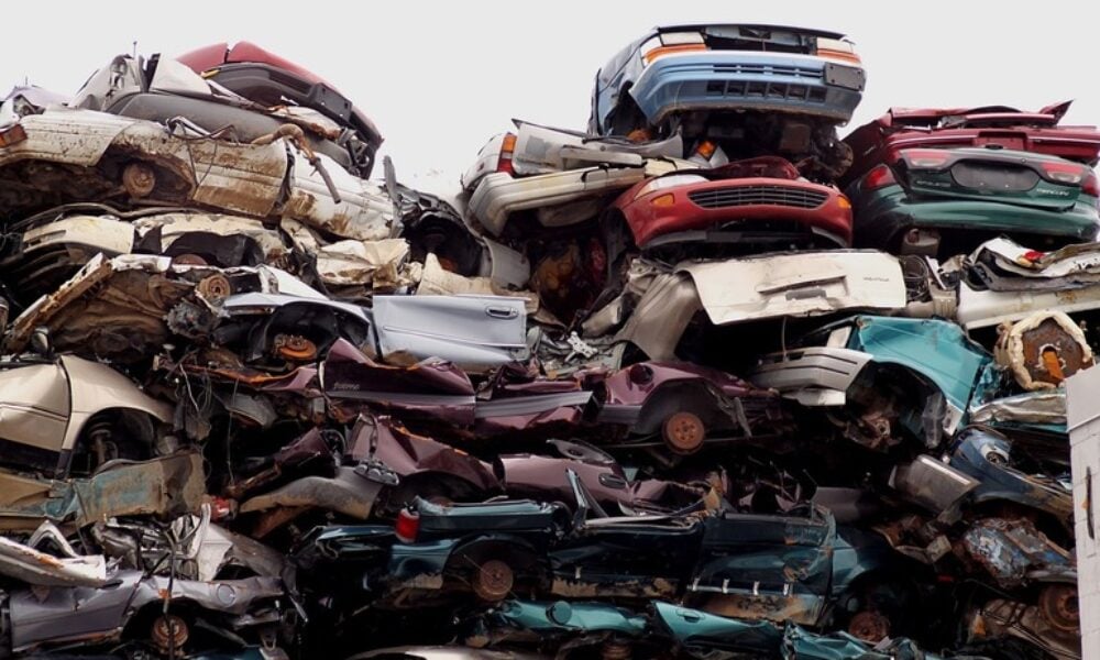 Mașini ridicate de pe străzi, la licitație