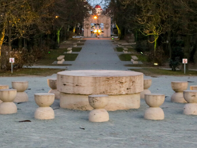 Anchetă la Ansamblul Brâncuși: Bancă distrusă lângă Poarta Sărutului