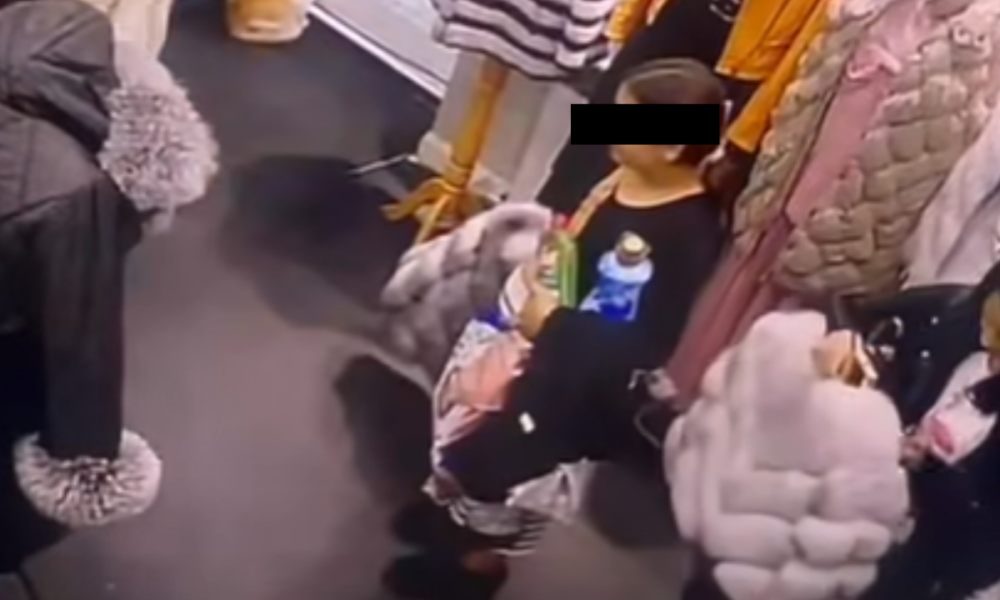 VIDEO Atac în stil mafiot la 10 ani. Banda de minore face legea în magazine