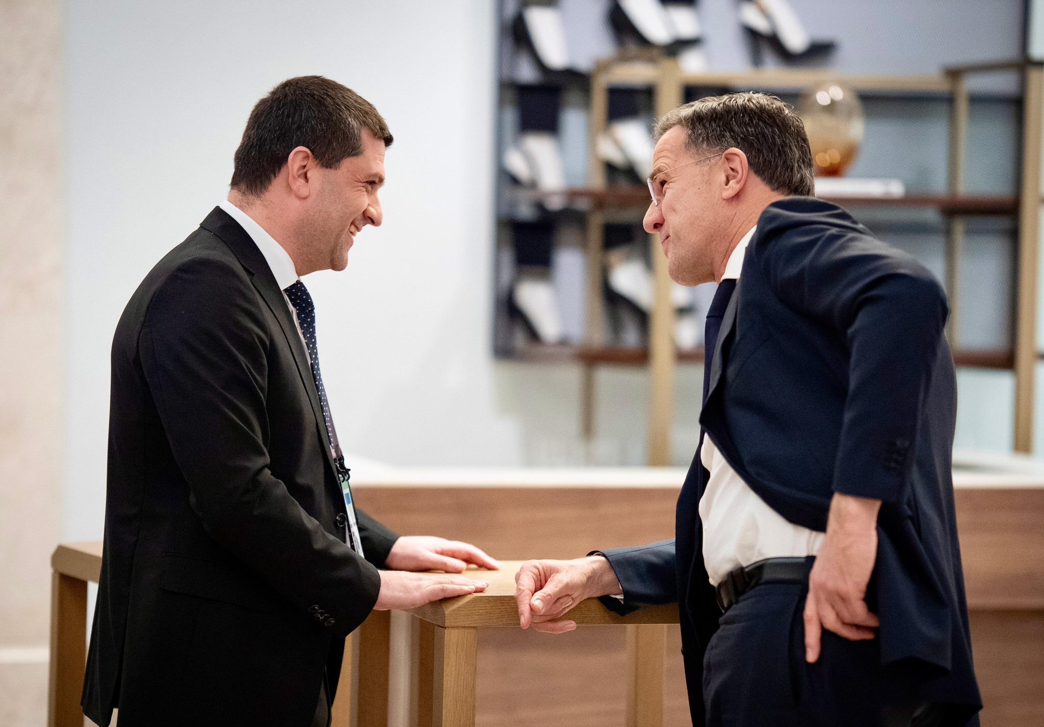 Ministrul Apărării s-a văzut cu șeful NATO: Nu ne putem uita de pe margine