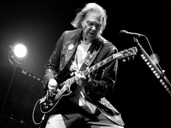 Neil Young anulează turneul european: „Îmi pare rău că vă dezamăgesc”