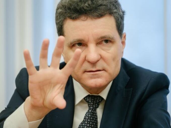 Nicușor sau Crin? Cine a avut interesul să arunce poze trucate în campanie. Și cui i-a folosit