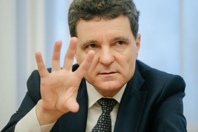 Nicușor Dan acuză CCR că tergiversează problema pensiilor speciale