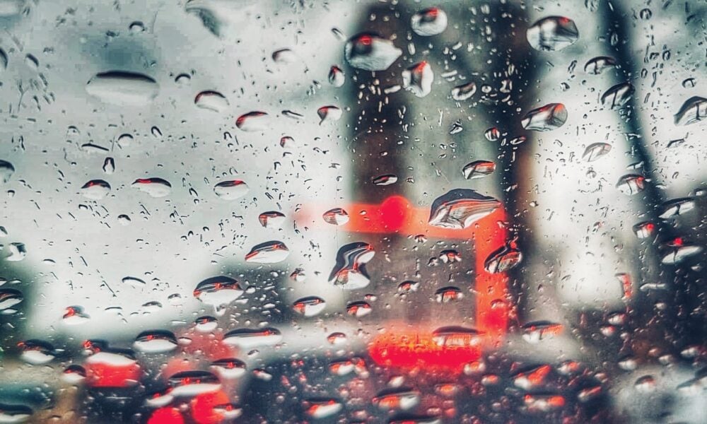 Ploi, în cea mai mare parte a ţării, dar și lapoviţă şi ninsori