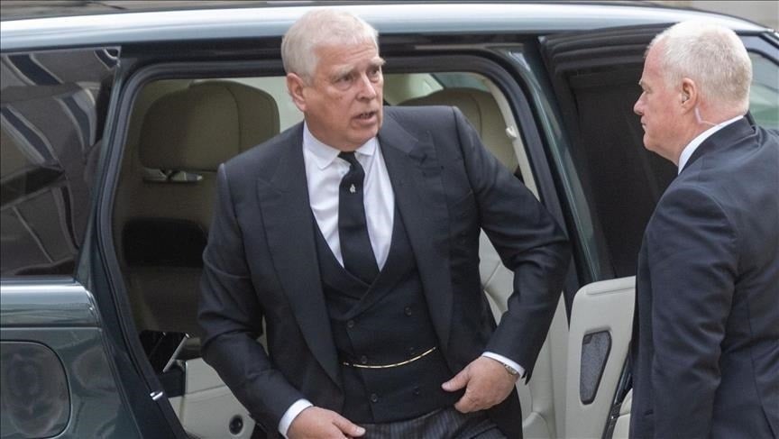 Cutremur în familia regală: Fostul prinț, fratele lui Charles, scapă de arest: „părea amețit, părea șocat, stătea aplecat”