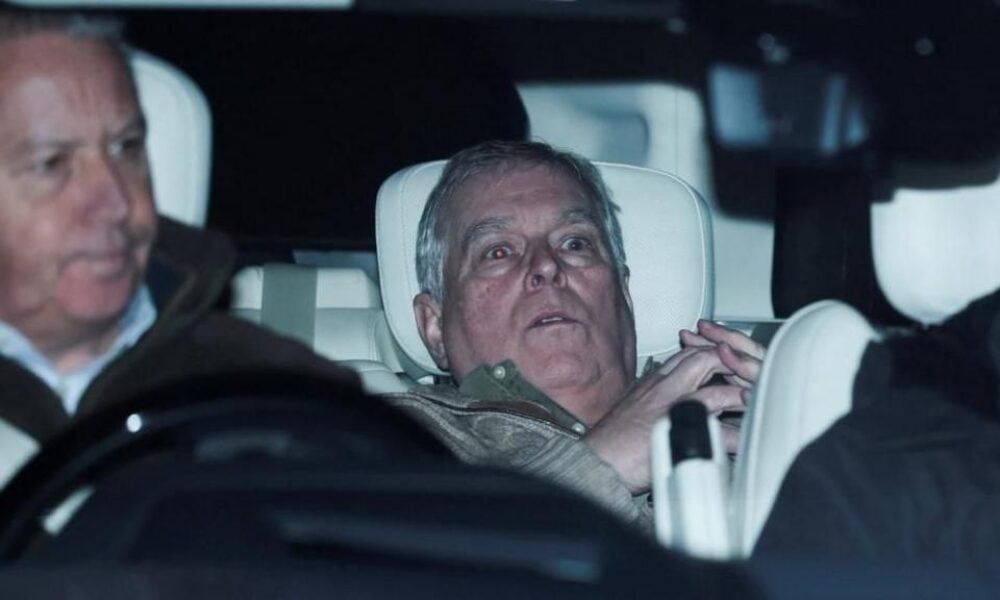 Cutremur în familia regală: Fostul prinț, fratele lui Charles, scapă de arest: „părea amețit, părea șocat, stătea aplecat”