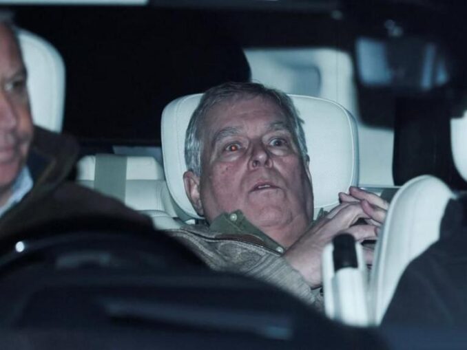 Cutremur în familia regală: Fostul prinț, fratele lui Charles, scapă de arest: „părea amețit, părea șocat, stătea aplecat”