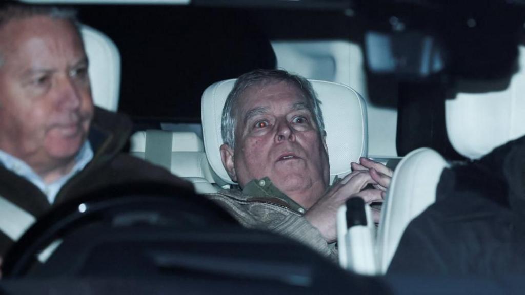 Cutremur în familia regală: Fostul prinț, fratele lui Charles, scapă de arest: „părea amețit, părea șocat, stătea aplecat”