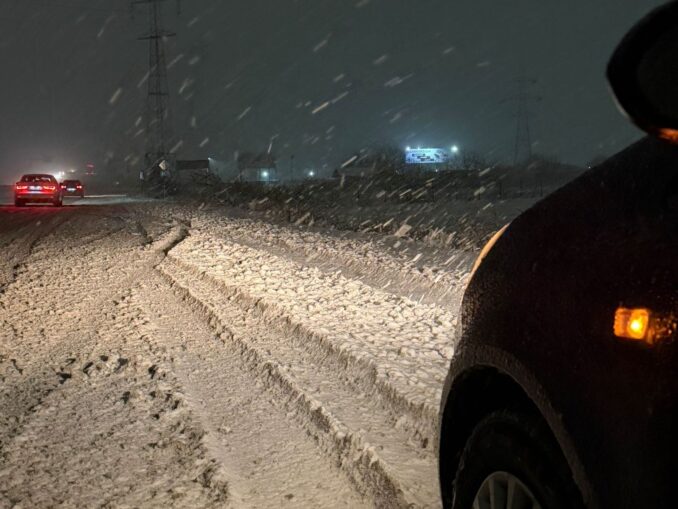 UPDATE Cod roșu de ninsori în București. Mesaj Ro-Alert, în toiul nopții. Viscol în alte zone. Restricții de circulație pe DN1. Cursuri suspendate în mai multe județe VIDEO