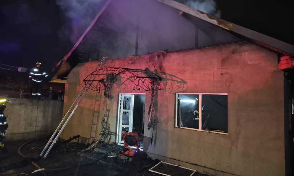 Incendiu puternic în Constanța. O casă a fost mistuită de flăcări