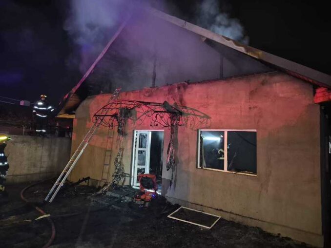 Incendiu puternic în Constanța. O casă a fost mistuită de flăcări