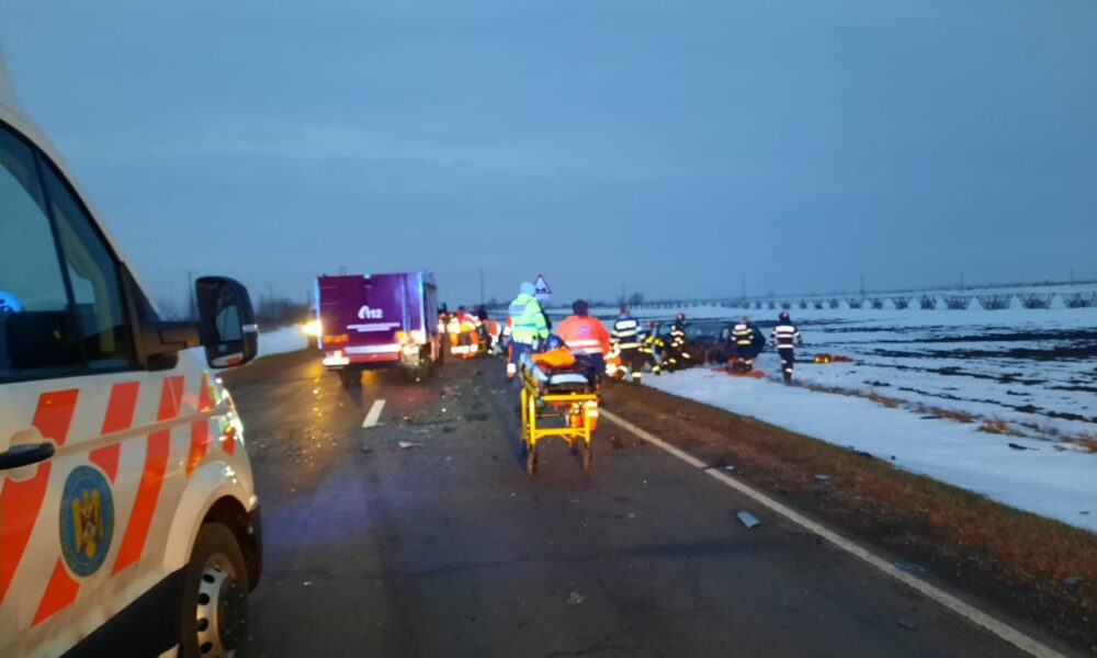 Părinți morți într-un accident, fetița lor de 6 ani este grav rănită