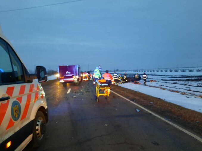 Părinți morți într-un accident, fetița lor de 6 ani este grav rănită