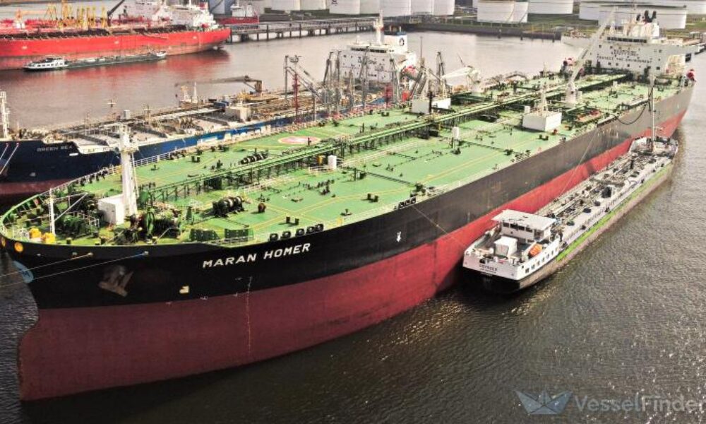 Un petrolier grec, cu un român la bord, a fost lovit în Marea Neagră