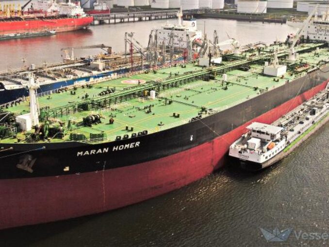 Un petrolier grec, cu un român la bord, a fost lovit în Marea Neagră