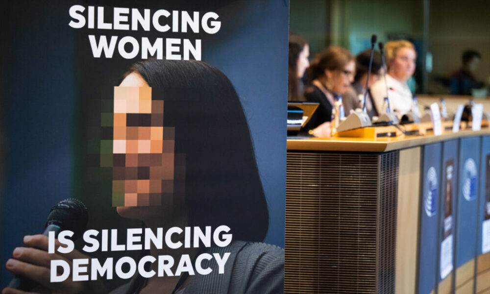 Violența digitală asupra femeilor: deepfake, materiale intime distribuite fără consimțământ. Consecințele nu sunt doar virtuale