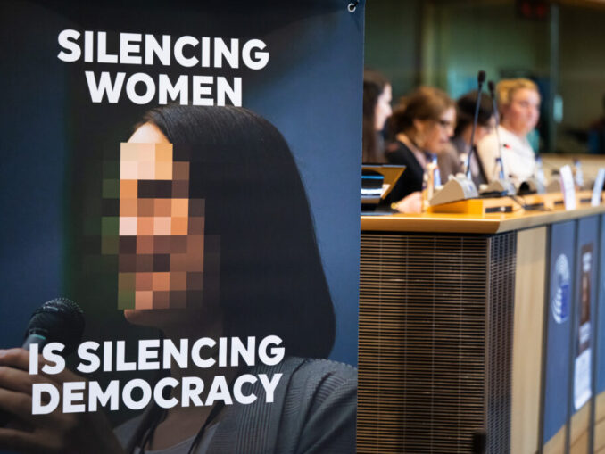 Violența digitală asupra femeilor: deepfake, materiale intime distribuite fără consimțământ. Consecințele nu sunt doar virtuale