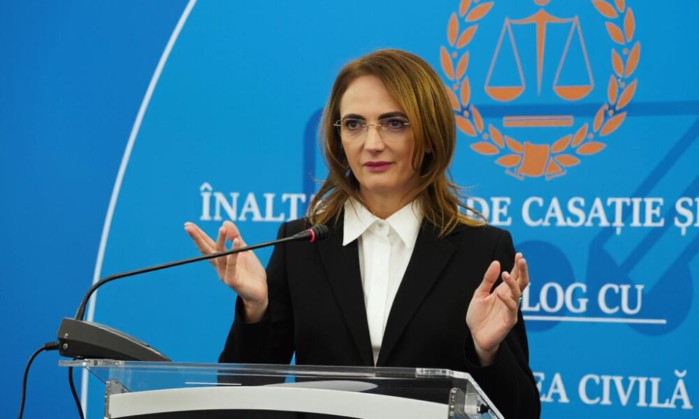 Lia Savonea îi arată pisica lui Bolojan după ce i-a luat banii de salarii