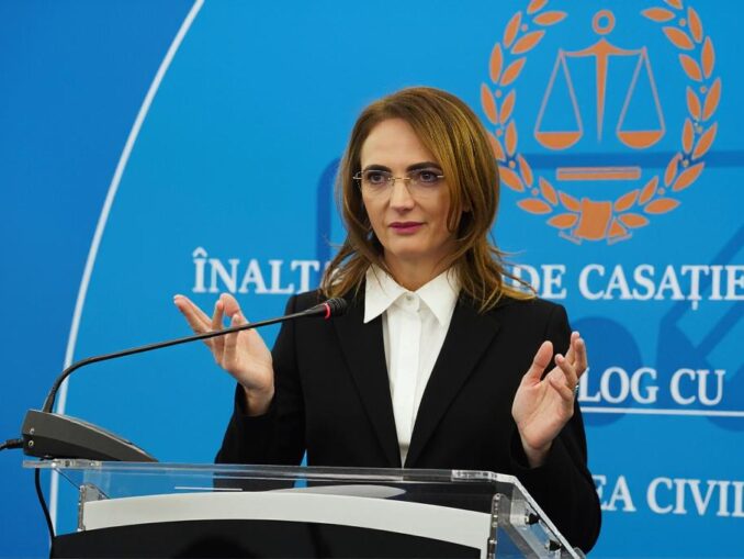 Lia Savonea îi arată pisica lui Bolojan după ce i-a luat banii de salarii