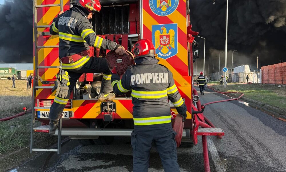Incendiu puternic la o fabrică din Arad. Mai multe mesaje RO-ALERT din cauza fumului VIDEO