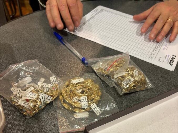Zeci de kilograme de bijuterii de aur și argint, confiscate de inspectorii Antifraudă. Valoarea, peste 12 milioane de lei