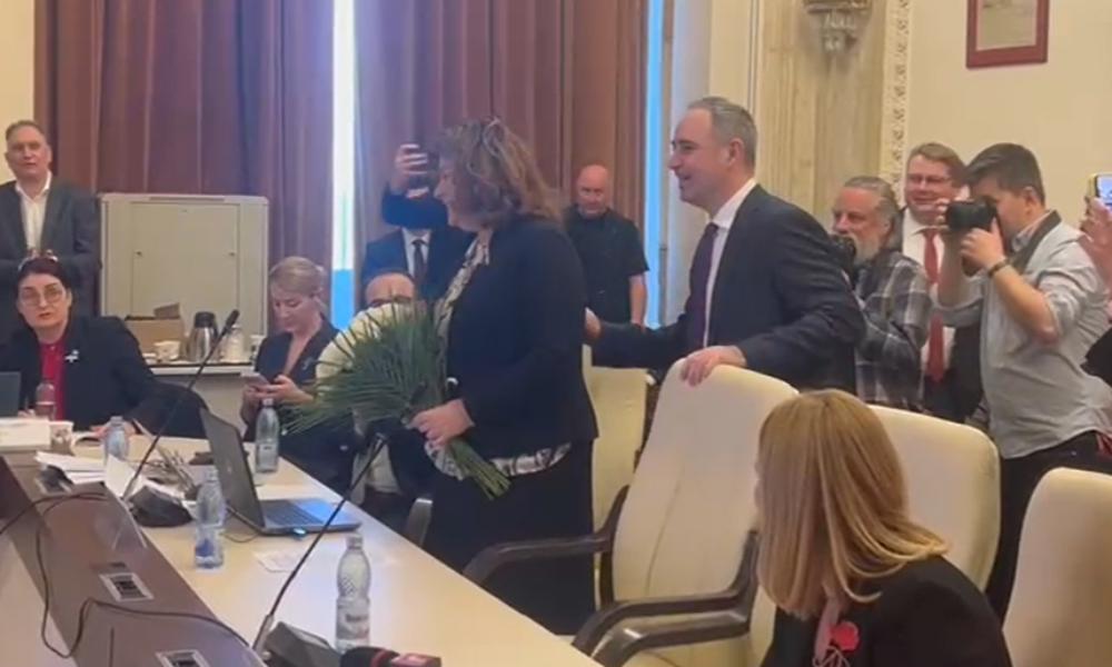 VIDEO Ministrul de Finanțe Alexandru Nazare îi oferă un buchet de flori Danielei Pescaru, secretar de stat, responsabilă cu bugetul. E ziua sa