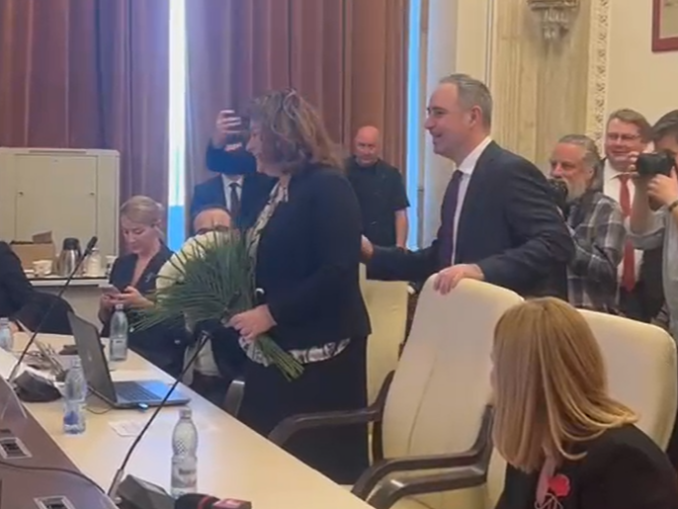 VIDEO Ministrul de Finanțe Alexandru Nazare îi oferă un buchet de flori Danielei Pescaru, secretar de stat, responsabilă cu bugetul. E ziua sa