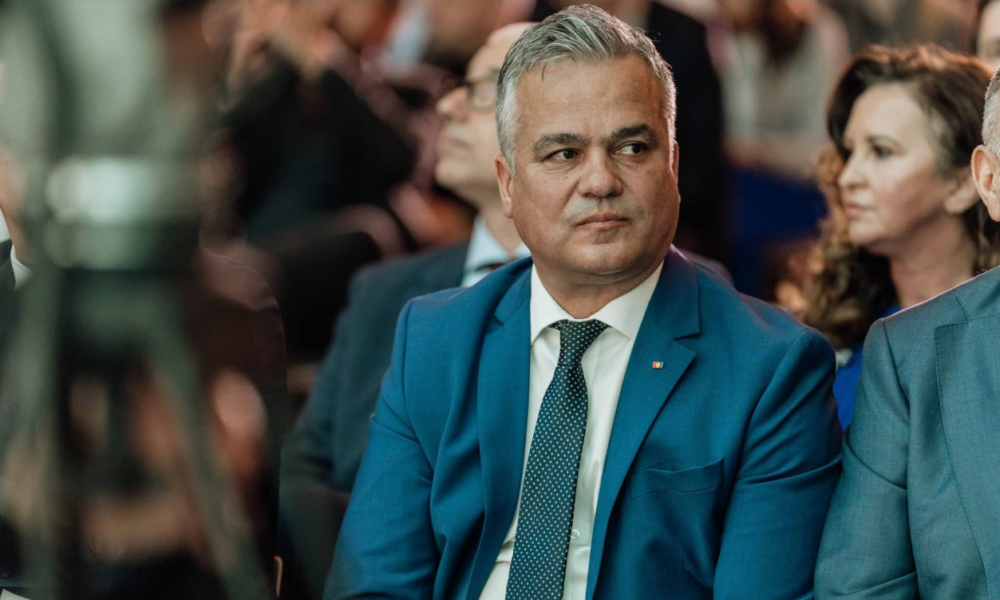 Adrian Veștea se leapădă în van de rudenia cu un senator. Familiile politice de la vârful puterii