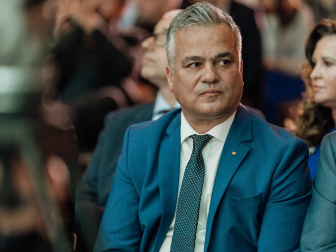 Adrian Veștea se leapădă în van de rudenia cu un senator. Familiile politice de la vârful puterii
