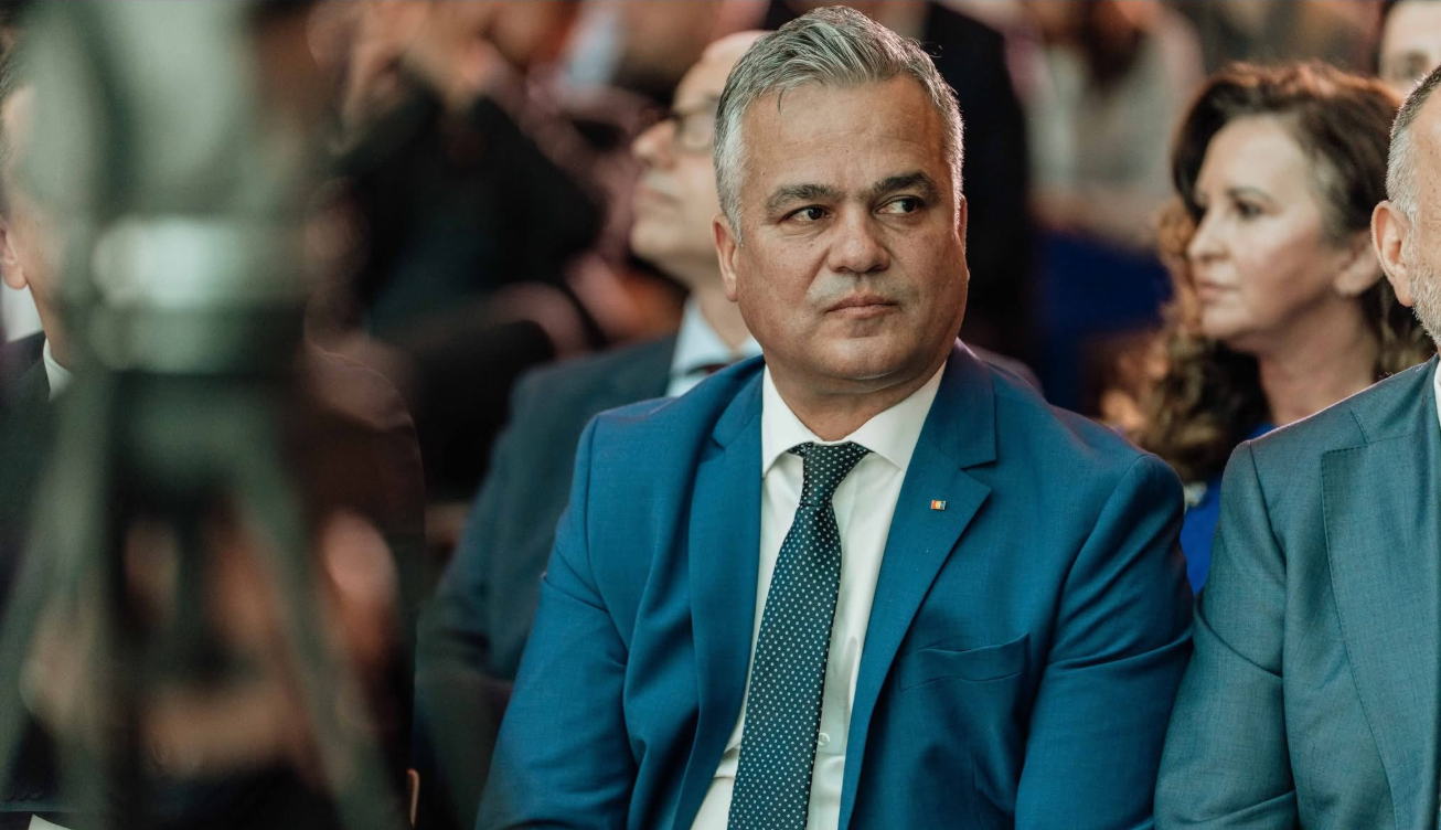 Adrian Veștea se leapădă în van de rudenia cu un senator. Familiile politice de la vârful puterii