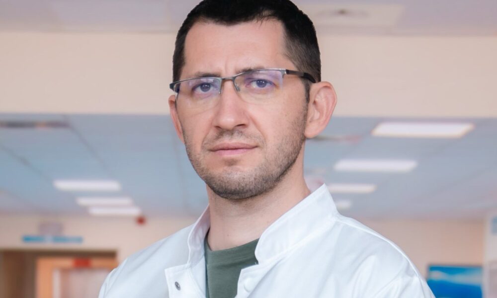 „Cât de des mâncau strămoșii noștri pe fugă, în alergare”? Cancerul de colon, boala stilului de viață modern – INTERVIU Octav Ginghină