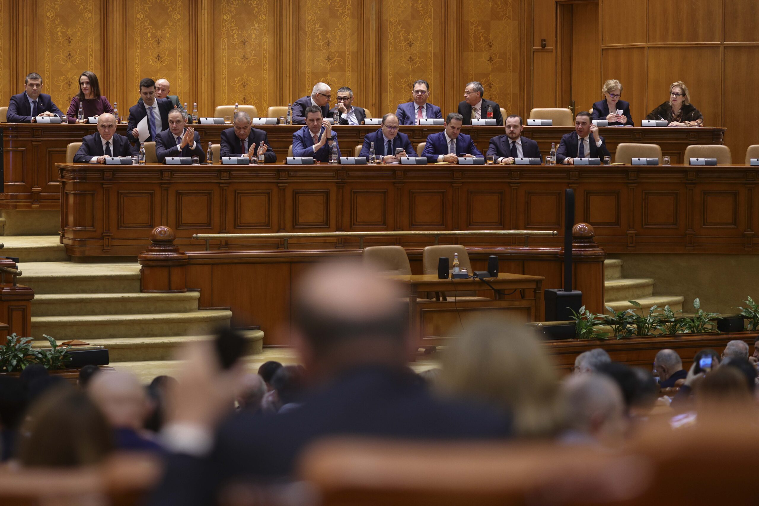 REPORTAJ Cum mi-am petrecut noaptea în Parlament: maimuțăreli, înjurături și isterie. Buget 2026