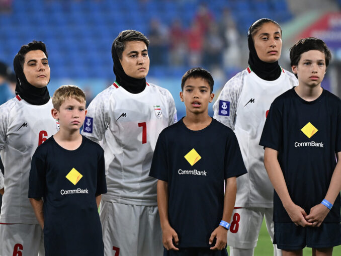O altă fotbalistă iraniană s-a răzgândit și renunță la azilul în Australia