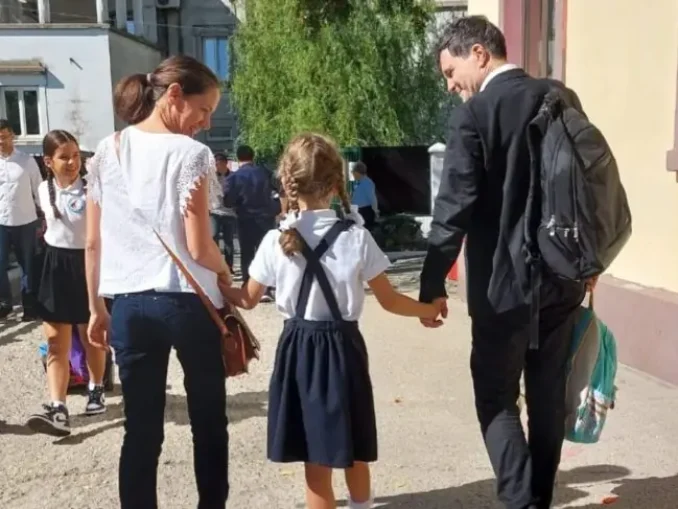 Fiica lui Nicușor Dan va primi telefon abia la 14 ani. Mirabela Grădinaru: „Trebuie să rămânem părinți”