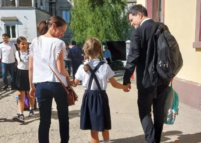 Fiica lui Nicușor Dan va primi telefon abia la 14 ani. Mirabela Grădinaru: „Trebuie să rămânem părinți”