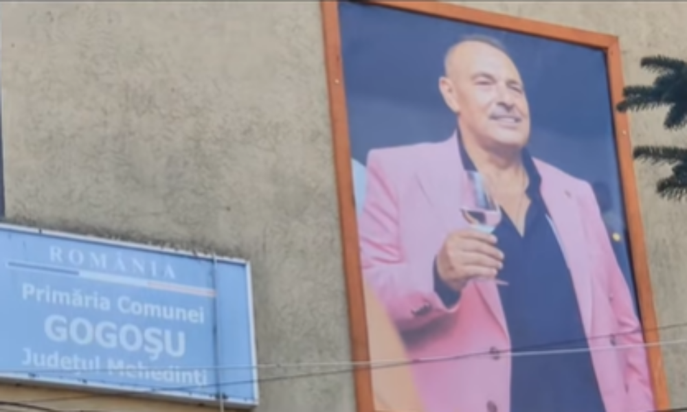 Edil decedat, imortalizat pe primărie cu vinul în mână