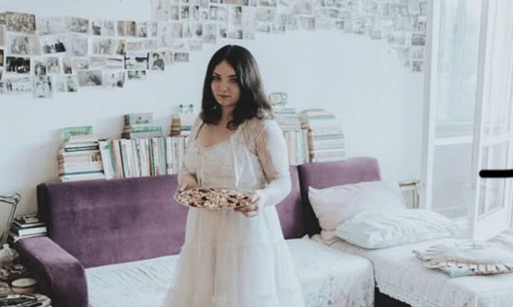 INTERVIU  “Dacă te-am iubit o dată, te-am iubit pe veci” – Beatrice Arzoiu, artistă