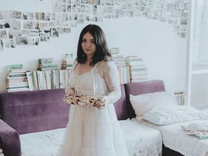 INTERVIU  “Dacă te-am iubit o dată, te-am iubit pe veci” – Beatrice Arzoiu, artistă