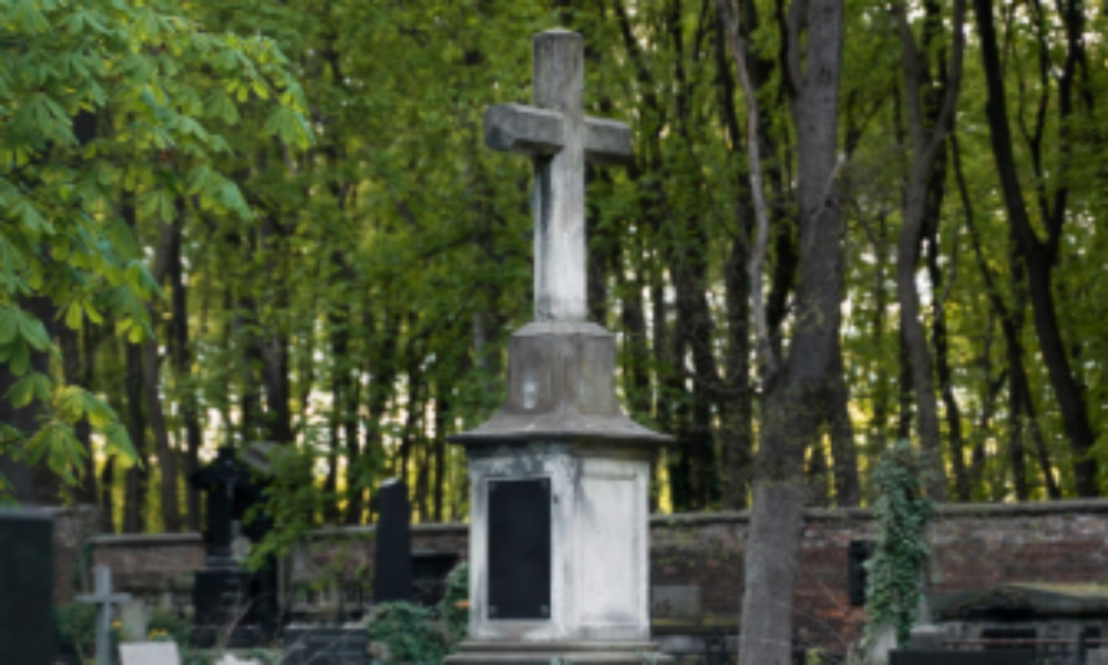 Cimitir, folosit pe post de parc în Buzău. Cum vrea să rezolve primarul problema