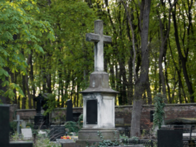 Cimitir, folosit pe post de parc în Buzău. Cum vrea să rezolve primarul problema