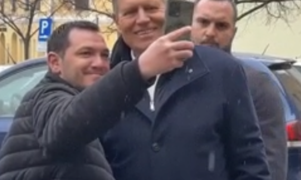 Klaus Iohannis și soția, fotografii cu susținătorii, la slujba de Florii