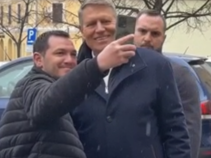 Klaus Iohannis și soția, fotografii cu susținătorii, la slujba de Florii