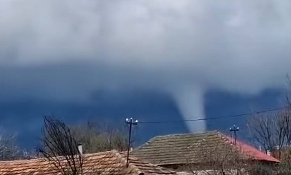 VIDEO Tornadă în Teleorman, grindină în mai multe localități. Imagini virale