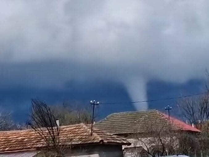 VIDEO Tornadă în Teleorman, grindină în mai multe localități. Imagini virale