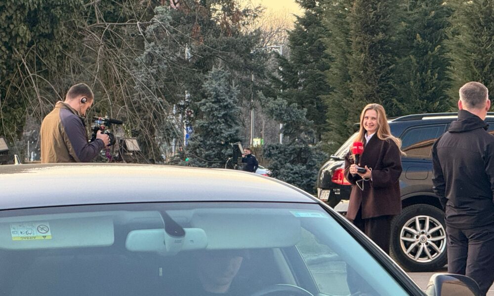 În timp ce o jurnalistă din Ucraina transmitea live din curtea Guvernului, jurnaliștii români au stat la poartă la vizita lui Zelenski