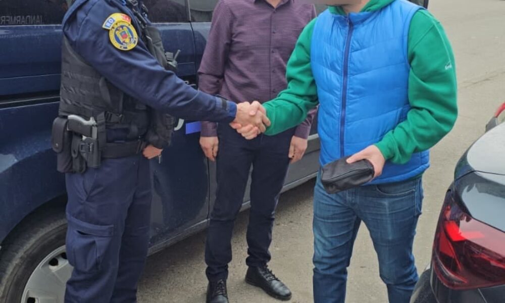 Borsetă plină cu bani, uitată în parcarea unui magazin. Un jandarm a găsit-o VIDEO