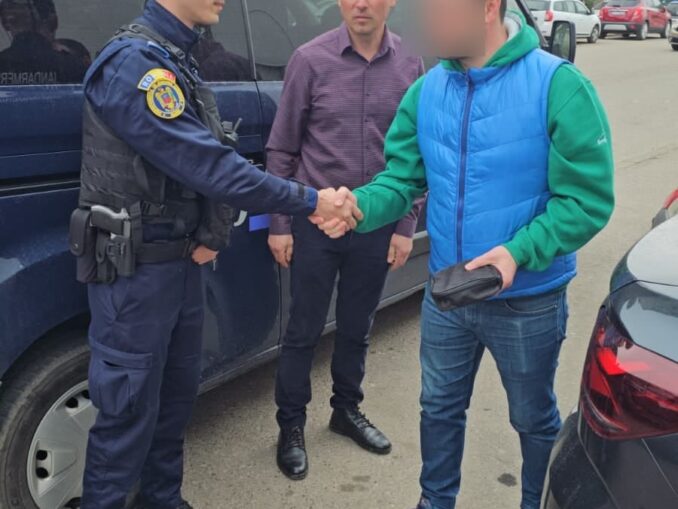 Borsetă plină cu bani, uitată în parcarea unui magazin. Un jandarm a găsit-o VIDEO