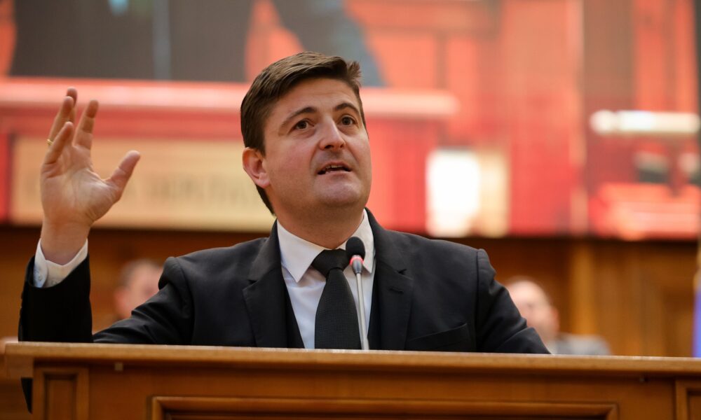Un USR-ist, luat la mișto din cauza lui Năstase: Se poate mândri doar c-a fost la Vara Ispitelor