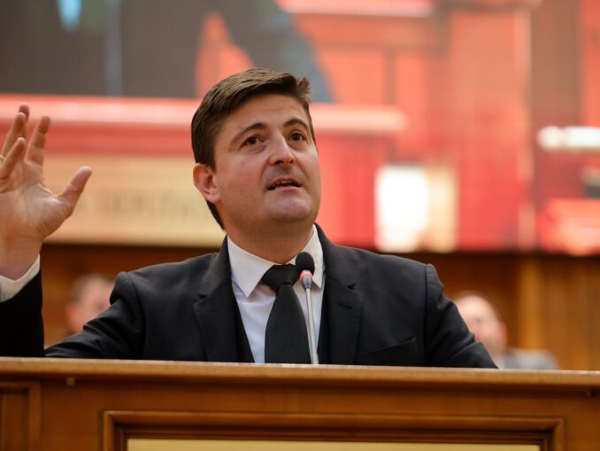 Un USR-ist, luat la mișto din cauza lui Năstase: Se poate mândri doar c-a fost la Vara Ispitelor