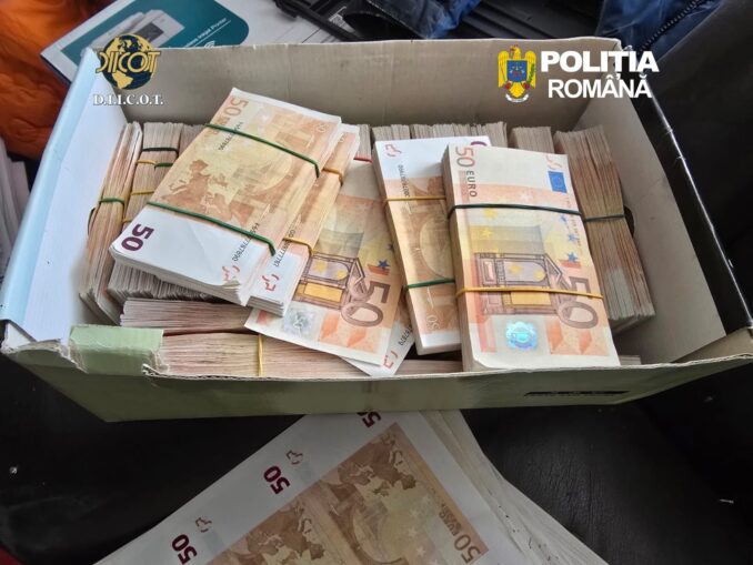 „Fabrică de bani falși” descoperită de polițiști